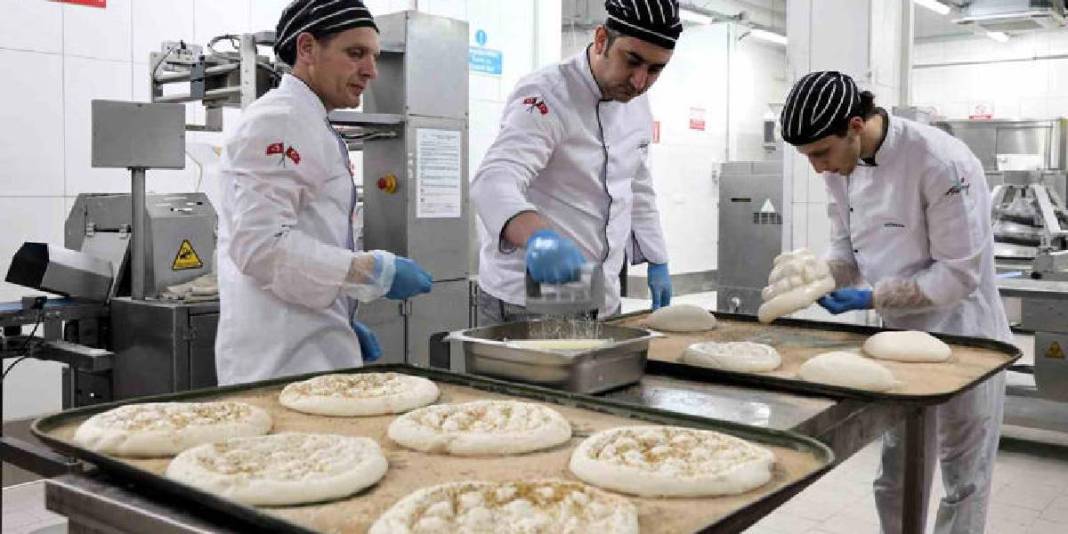 Belediye üretiyor, halk ucuza yiyor: 300 gram Ramazan pidesi 20 TL! 2